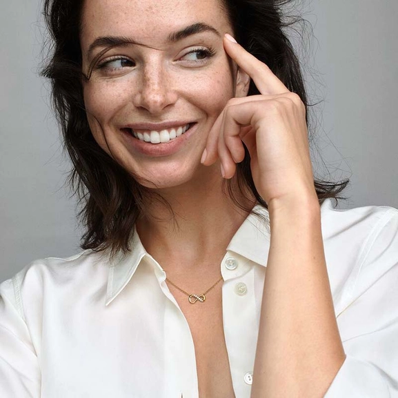 Glittrande Halsband med Evighetssymbol Guld - PANDORA - Snabb frakt & paketinslagning - Nordic Spectra