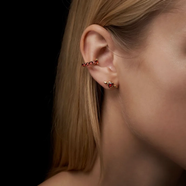 Pierced Heart Ear Stud Red Garnet Gold - Maria Nilsdotter - 1-2 dagars leverans - Nordic Spectra
