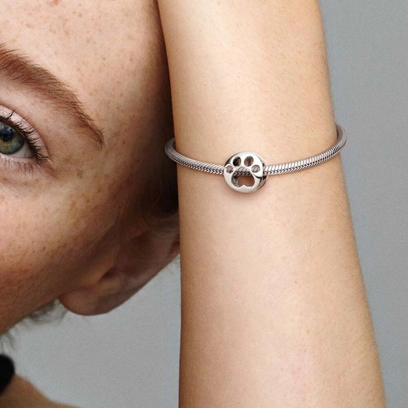 Openwork Paw Print Berlock - PANDORA - Snabb frakt & paketinslagning - Nordicspectra.se