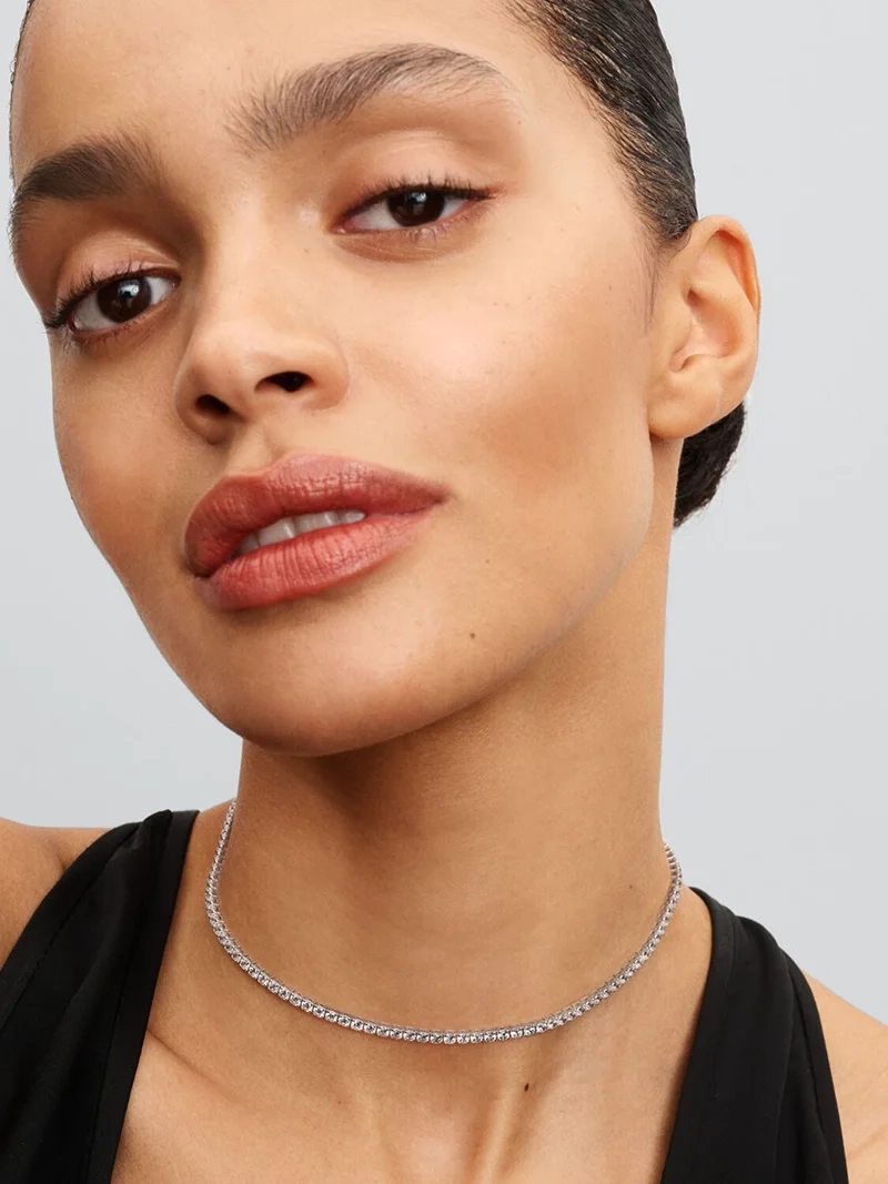 Glittrande tennishalsband från Pandora Timeless i sterlingsilver med cubic zirconia-stenar för en sofistikerad och stilfull look.