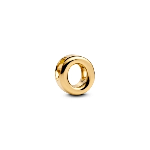 Buchstabe O Charm Gold von Pandora. Gestalten Sie Ihr individuelles Wort oder Ihre Botschaft mit diesem eleganten Charm aus 14 Karat vergoldetem Metall. Eine edle Note für Ihre Schmucksammlung.