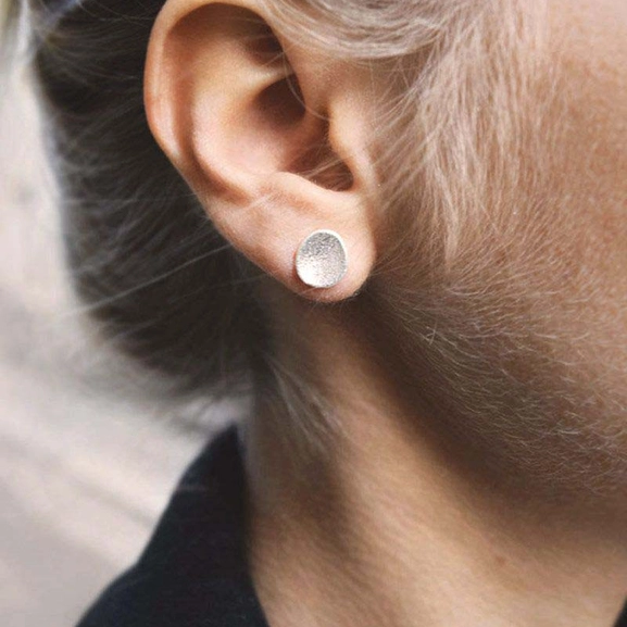 Rocky Shore Studs - Drakenberg Sjölin Örhängen - Snabb frakt & paketinslagning - Nordicspectra.se