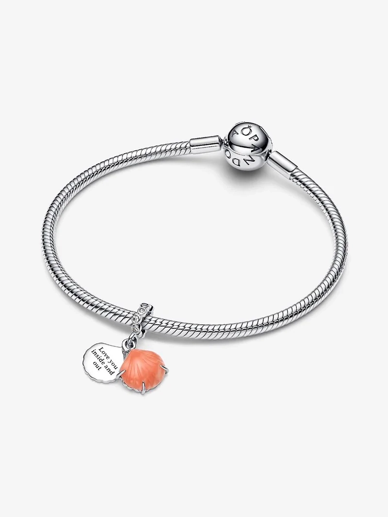 Korallfärgat dubbel hängsmycke i sterlingsilver från Pandora med gnistrande zirkonia och korallinspirerade detaljer. Elegans och unik känsla för din stil.