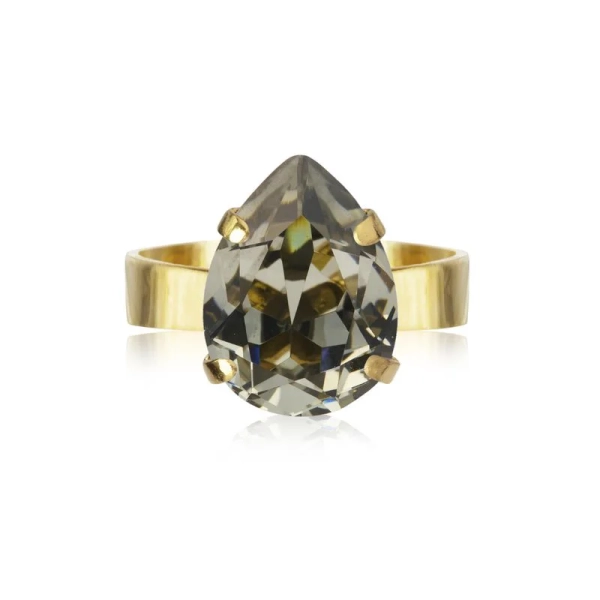 Guldring med en liten svart diamant