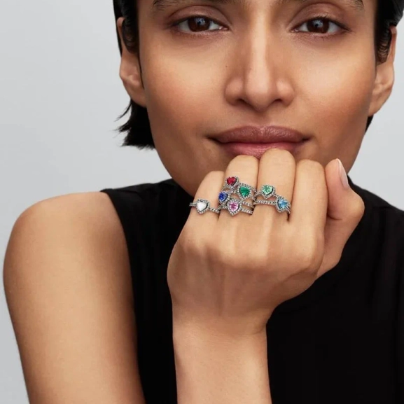 Upphöjda Hjärtan Mörkröd Ring från Pandora i silver med röd hjärtkristall och pavéinfattade stenar