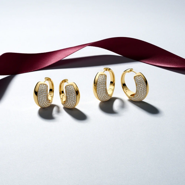 eleganta små ringar i 18K guldpläterat silver med gnistrande cubic zirconia-stenar.