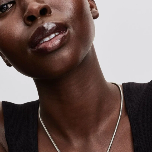 Hästskoberlock i glittrande silver från Pandora Moments. Skapa lycka och elegans med denna charm som liknar skimrande diamanter. Lägg till en touch av lyx i din stil och sprid glädje varje dag.