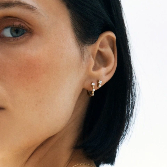 Guldpläterade örhängen från Edblad med två gnistrande cubic zirconia-stenar i olika storlekar