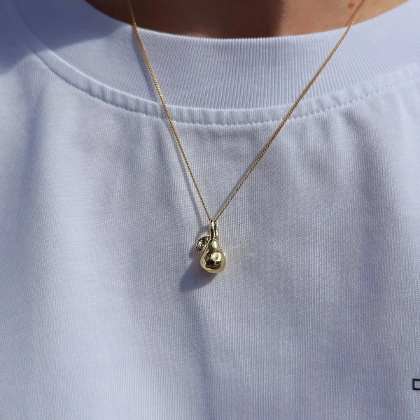 halsband i 18K guldpläterad mässing med pärformad dekoration.