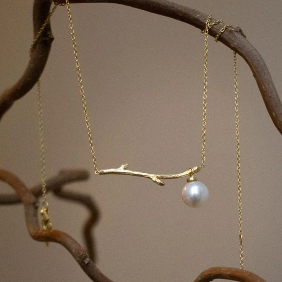 Branch Pearl Necklace Gold - Drakenberg/Sjölin Halsband- Snabb leverans & paketinslagning - Nordic Spectra