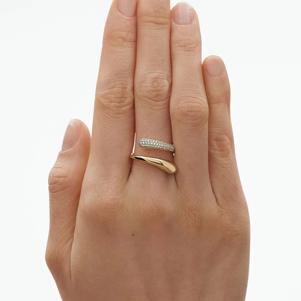 Mercy Simple Twist Ring i 18K guld med pavéinfattade diamanter