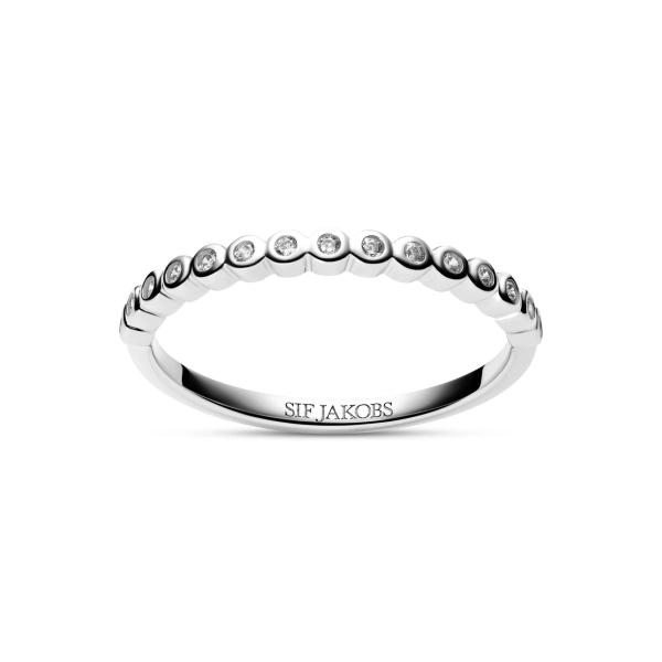 Sarzana ring i silver med en rad gnistrande cubic zirconia-stenar