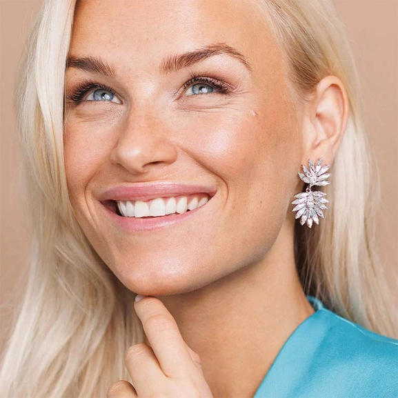 Mini Cina Earrings Gold Crystal - Caroline Svedbom - Snabb frakt & paketinslagning - Nordicspectra.se
