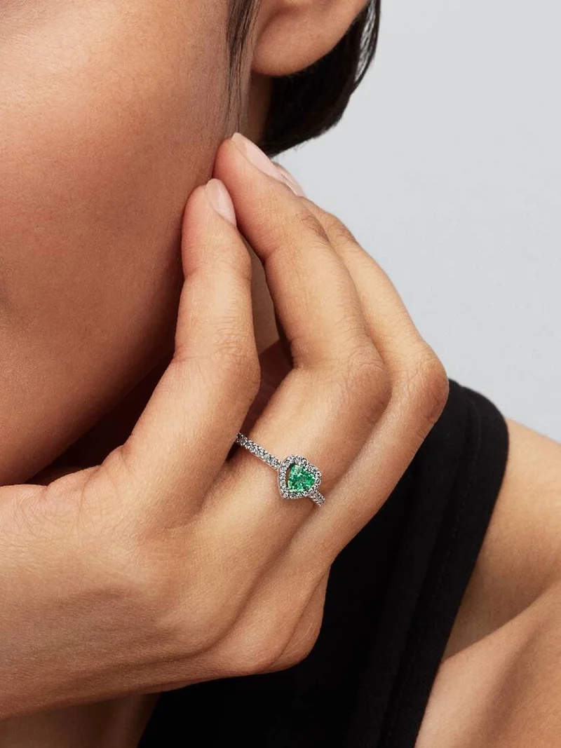 Upphöjda Hjärtan Mintgrön Ring från Pandora i silver med mintgrönt hjärta och gnistrande pavéinfattade stenar.