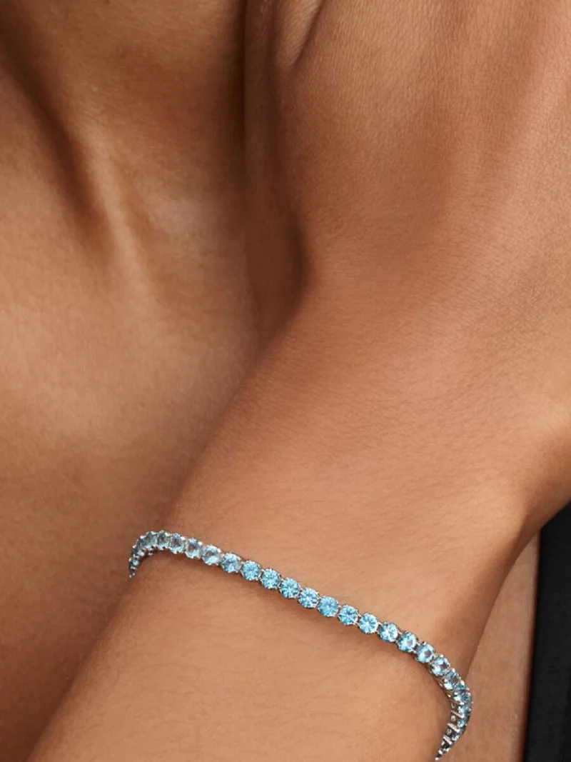 Glittrande ljusblått tennisarmband från Pandora i sterlingsilver med akvamarinblåa konstgjorda kristaller.