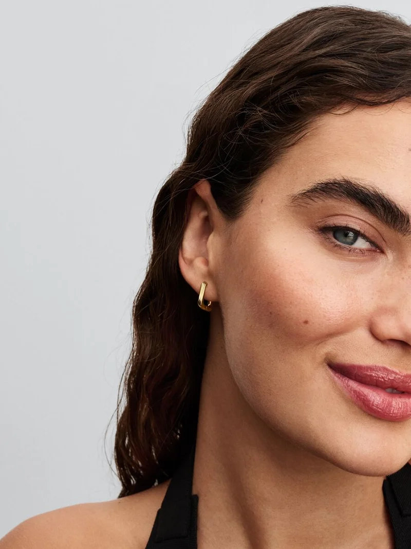 Trekantiga Små Hoops Guld från Pandora Essence kollektionen ger din stil en sofistikerad känsla av lyx och elegans.