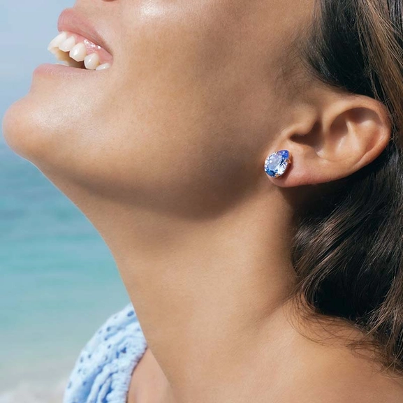 Mini Drop Stud Earrings Rhodium Light Sapphire - Caroline Svedbom - Nopea toimitus ja lahjapakkaus - Nordic Spectra