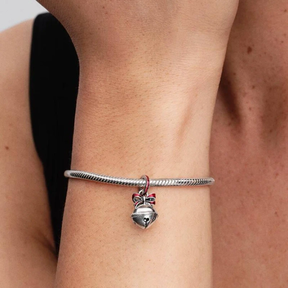Julbjällra Berlock i sterlingsilver från Pandora. Skimrande röd emalj ger festlig känsla. Liten banddetalj för extra elegans. Bär ensam för subtil julglans eller stapla för lekfull julkänsla. Glittra med bjällerklangande stil och sprid julglädje.