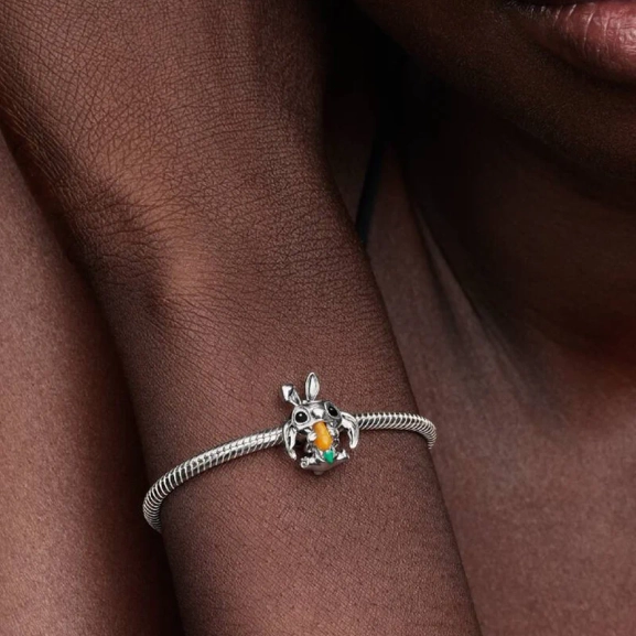 visar Stitch med kaninöron och färgglad morot