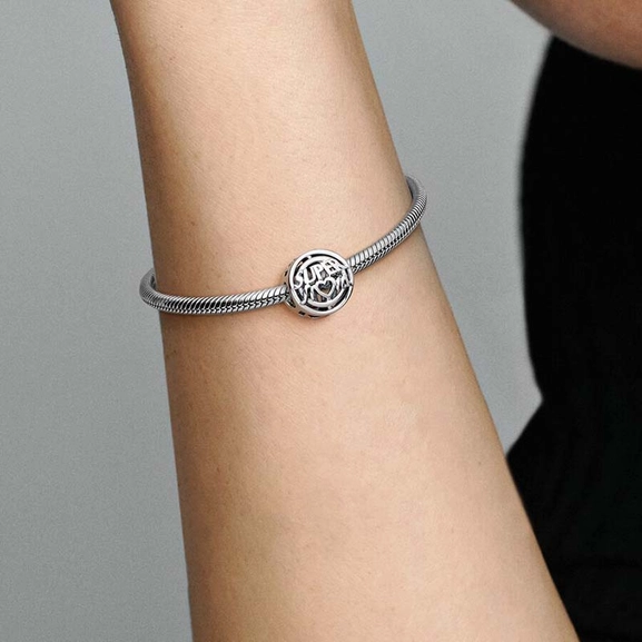 Offen gearbeitetes Mum Heldinnen Charm von PANDORA, Schneller Versand - Nordicspectra.de