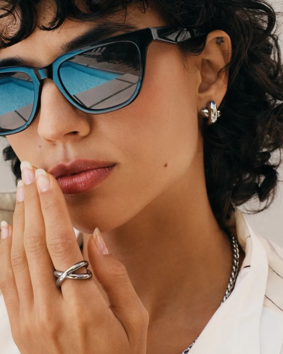 blanka studsörhängen i polerat rostfritt stål med generösa backparts