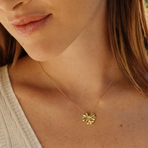 Halsband i 14K guldplätering med kedja som löper genom ett stort