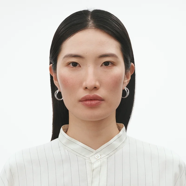 SS25_ECOM_ON-MODEL_INFINITY_SMALL_EARHOOPS_3539283
