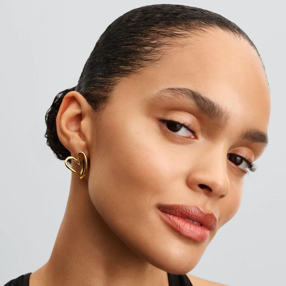 Guldpläterade organiska hjärthoops med abstrakta öppna hjärtan