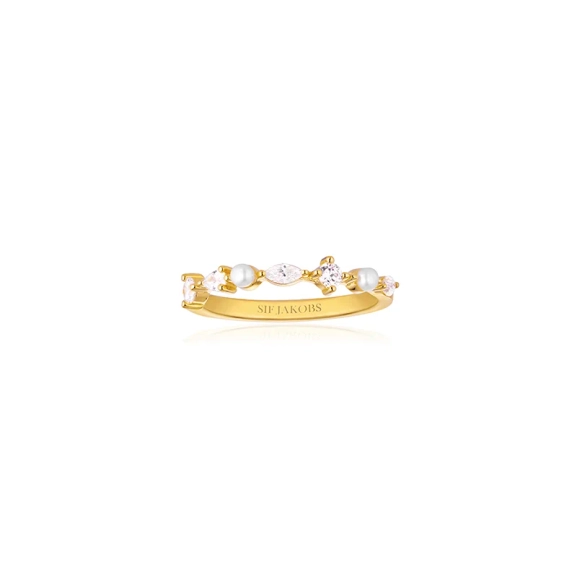 Adria Piccolo Ring Guld från Sif Jakobs i elegant 18K guldpläterat silver med cubic zirconia och sötvattenpärla.