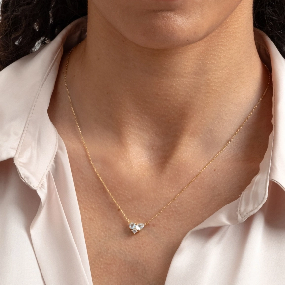 Pam Necklace Gold från Syster P: Elegant halsband i 18K guldpläterat silver med gnistrande vita topaser på en nätt kedja. Perfekt för festliga tillfällen.