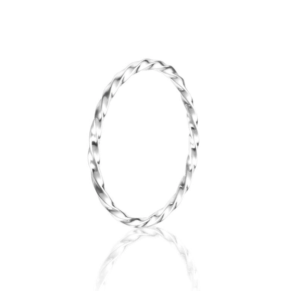 Twisted Orbit Plain Ring - Efva Attling - Suuri valikoima & ilmainen lahjapaketointi - Nordicspectra.fi