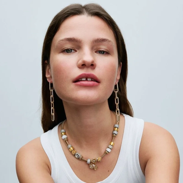 Q224_D_PDP_Model_Styled_03_1x1_RGB