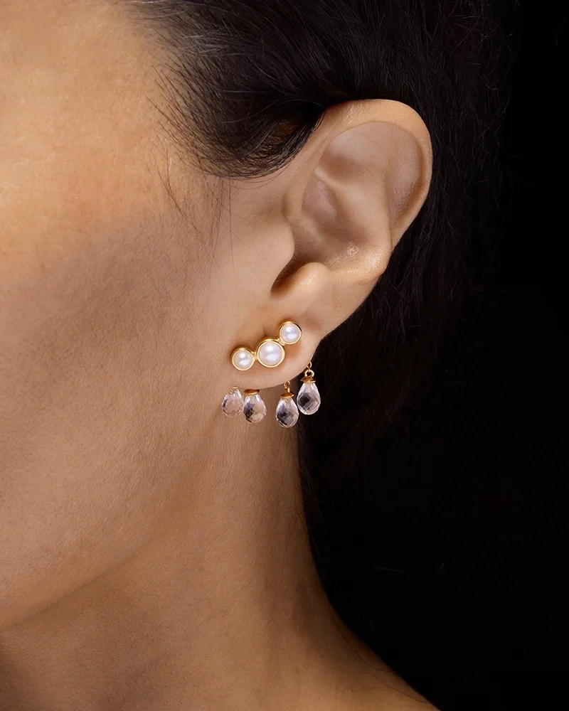 Rain Earring Small Gold i 18K guldpläterat silver med sötvattenpärla och bergkristall
