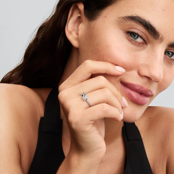 Disney Stitch & Stone-ring i sterlingsilver med gnistrande kubisk zirkonia och djupsvart emalj som fångar Stitchs ikoniska konturer. Idealisk accessoar för Disney-entusiasten som vill addera glans till sin stil.