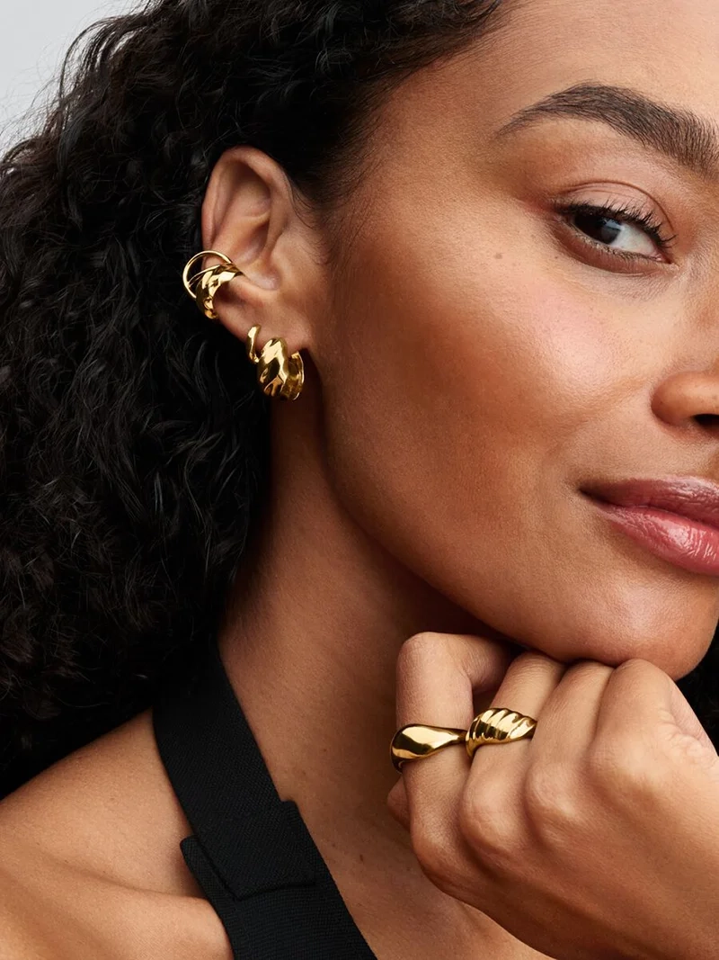 Räfflade hoops i guld från Pandora Essence kollektionen. Tillverkade i metall med 14K guldplätering. Enkla men djärva örhängen för en sofistikerad och lyxig stil.