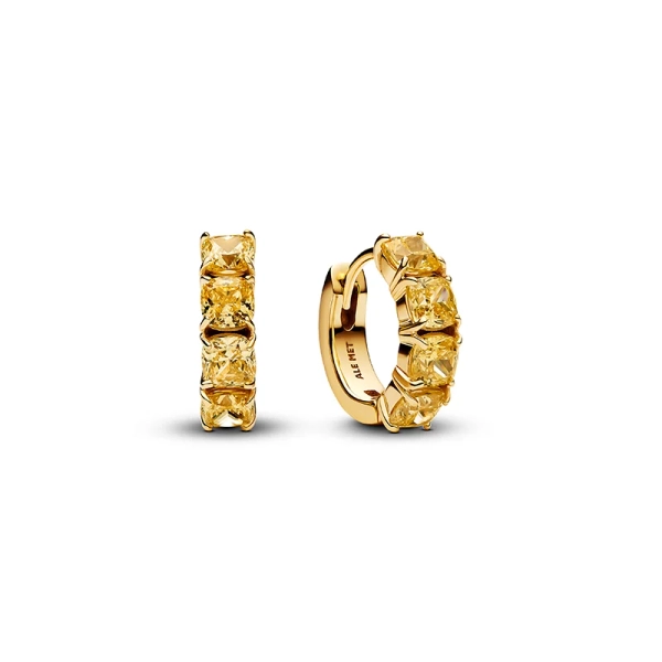 Gula Hoops Guld med strålande cubic zirconia stenar i 14 karat guldplätering från Pandora Timeless kollektionen. Ge en strålande gåva som lyser upp varje tillfälle.