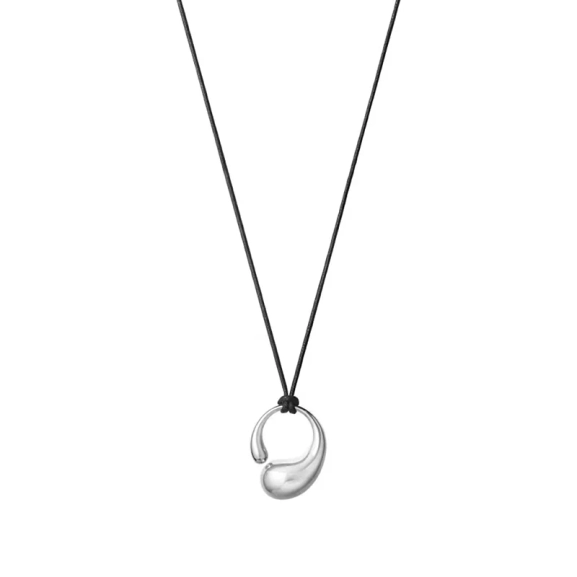 Mercy Pendant Large aus Silber mit skulpturaler Form und glänzenden Oberflächen an schwarzer Baumwollkordel