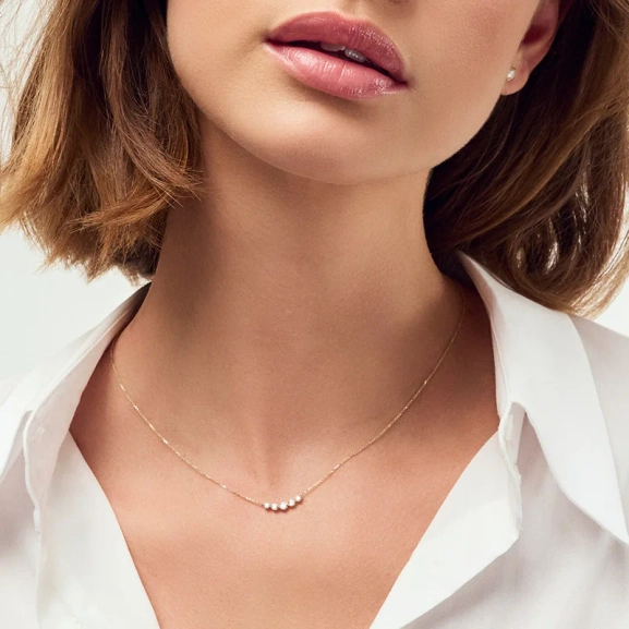 utstrålar feminin elegans.