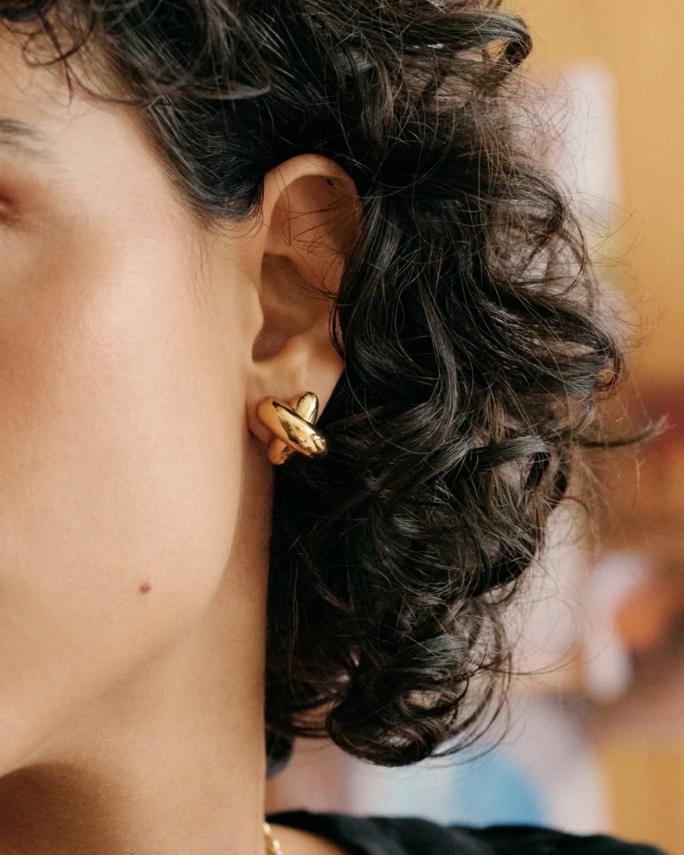 skulpturala studs i 14K guldplätering med generösa backparts