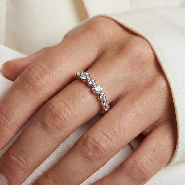 Sardinien Ring i silver med klara cubic zirconia-stenar i olika storlekar