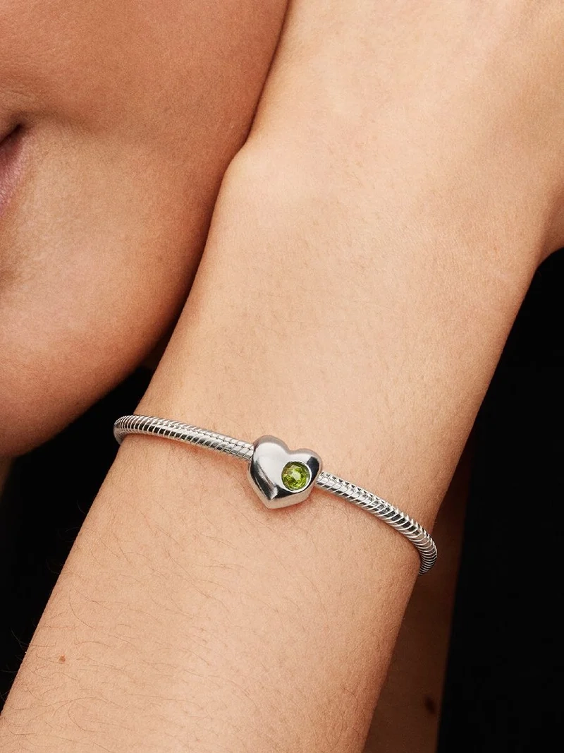 Limegrön kristallhjärtberlock med Cubic Zirconia i silver från Pandora Moments för augusti. Livsglädje och energi i ett uttrycksfullt smycke.