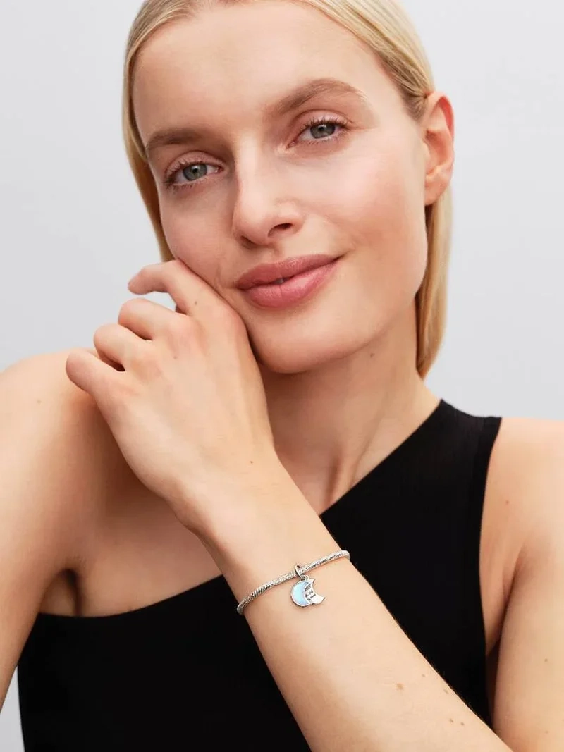Glittrande halvmåne hängberlock i silver från Pandora Moments kollektionen.