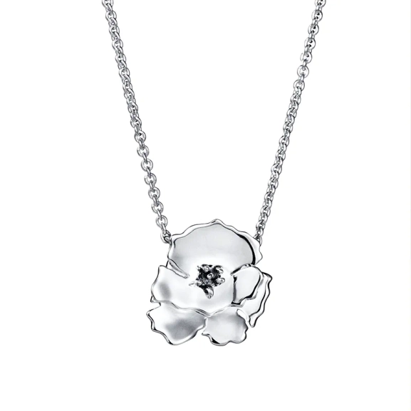 Anemone Necklace i silver med en delikat blomma