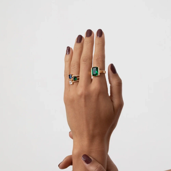 elegant ring i 18K guldpläterat silver med gnistrande grön cubic zirconia.