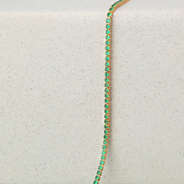 ett elegant och smalt armband i 18K guldpläterat silver med gnistrande Cubic Zirconia-stenar.
