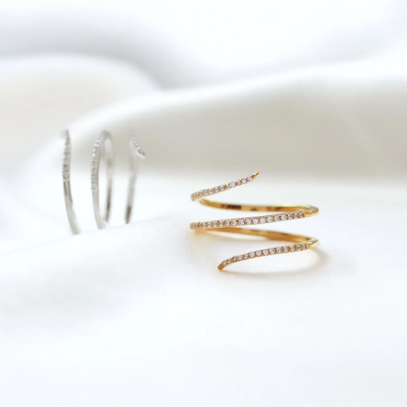 Sparkle Wrap Ring Gold i återvunnet sterlingsilver medn en 18k guldplätering och med gnistrande kubiska zirkoner Elegant spiraldesign för både vardag och fest.