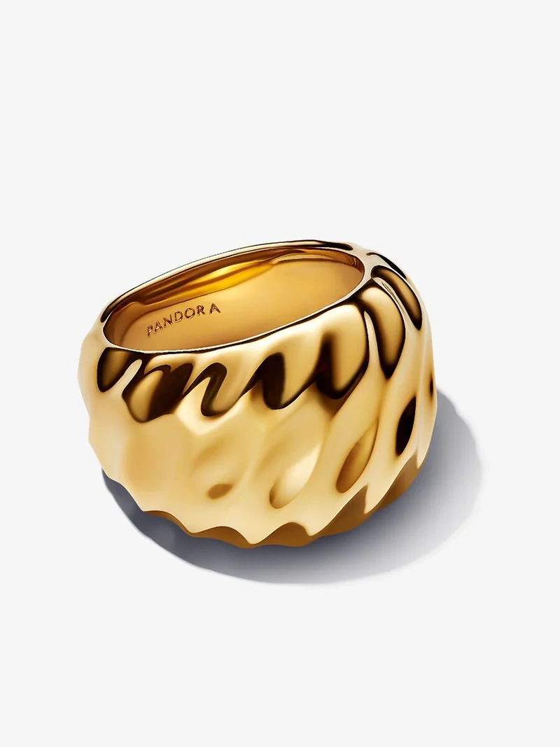 Räfflad Statementring Guld från Pandora Essence - Skapa en fashionabel aura med denna smyckesdetalj som utstrålar elegans och personlighet.