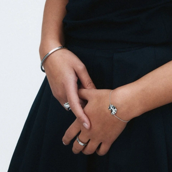 inspirerat av mjuka blombladsformer från Gerana-serien.