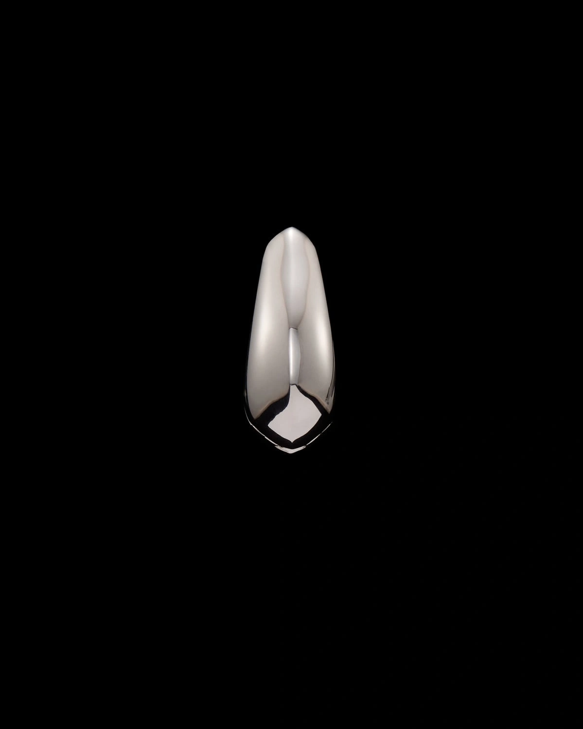 skulpturaler Ohrring mit messerscharfem Profil und modernem gotischem Design von Maria Nilsdotter.