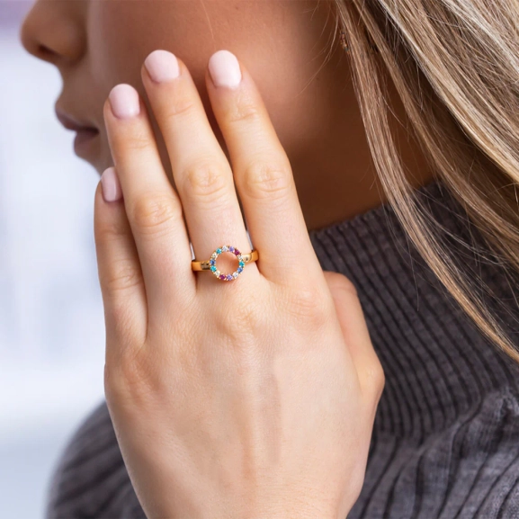 elegant ring i 18K guldpläterat silver med gnistrande cubic zirconia-stenar.